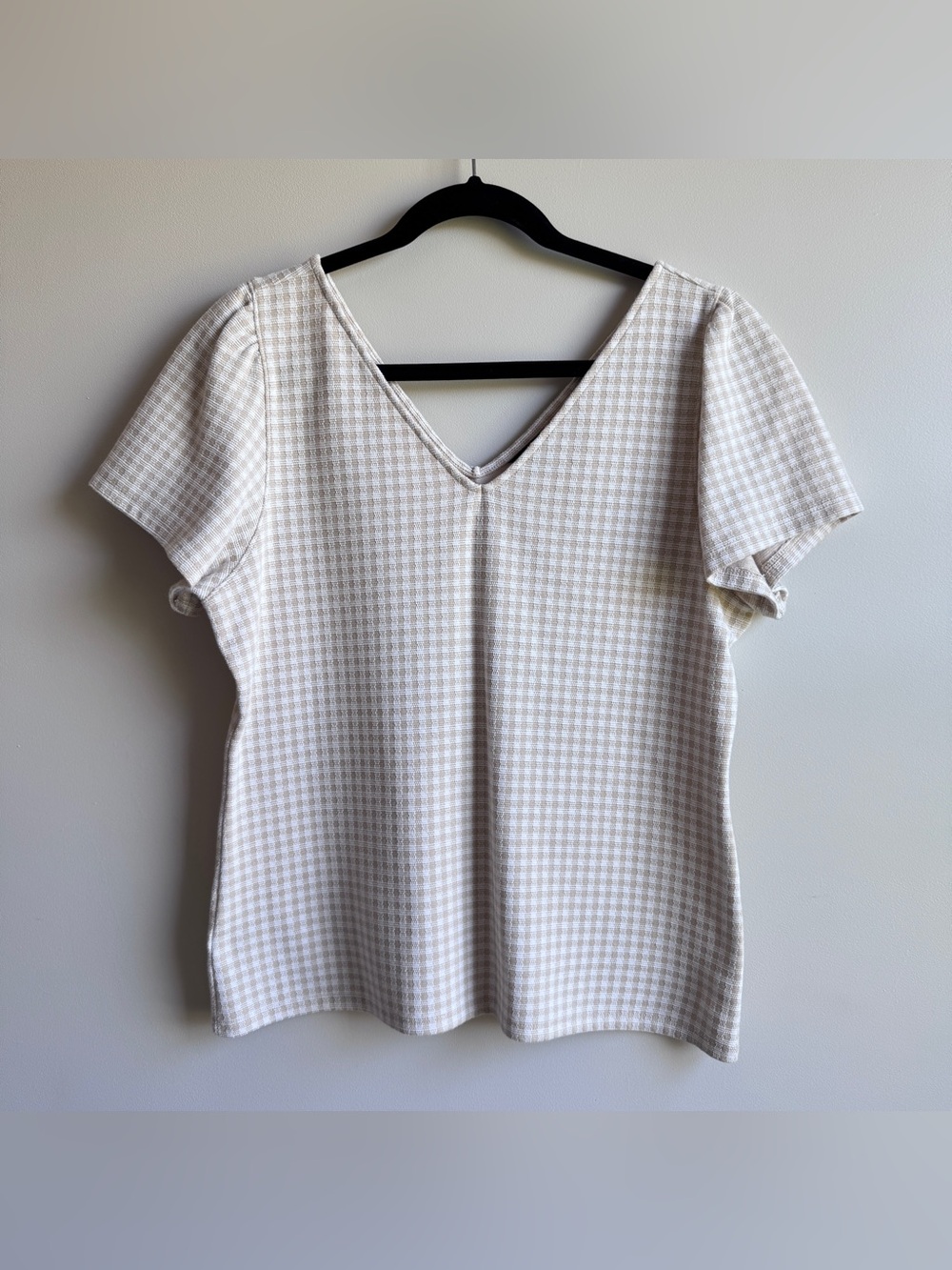 Ann Taylor Beige & White Check V-Neck Short Sleeve Top Size Large